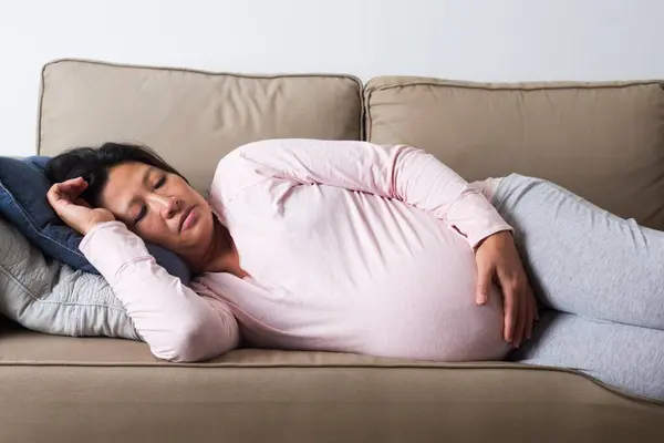 Mujer Embarazada Cansada Descansando Sofá — Foto de Stock
