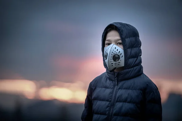 Jonge Jongen Draagt Luchtvervuiling Masker — Stockfoto