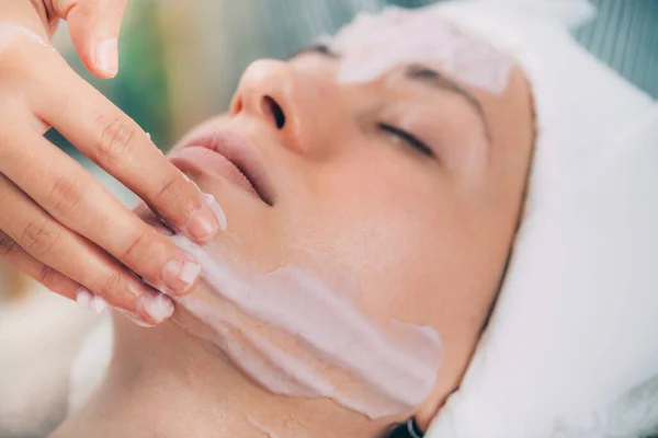 Cosmetólogo Aplicando Mascarilla Calmante Cara Mujer —  Fotos de Stock