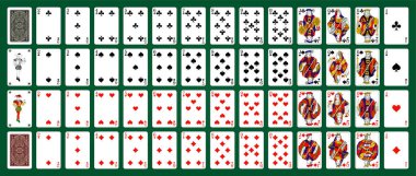 Yeşil arka planda izole edilmiş kartlarla poker seti. 52 Fransız jokerle kart oynuyor.