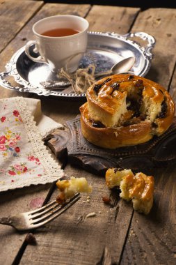 Çay tarçın ekmeği ve kuru üzüm ile