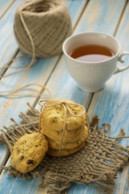 çay bisküvi mavi ahşap zemin ile