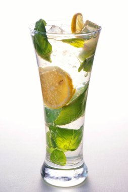 bir izole bir bardak taze mojito