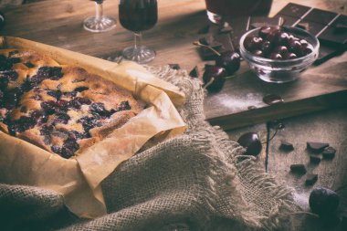 çikolata ve likör ile taze kiraz pasta