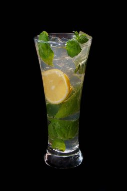 bir izole bir bardak taze mojito