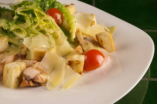 Sezar salatası yeşil bir arka plan üzerinde