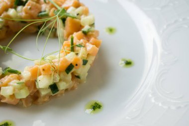 somon ve bir halka şeklinde salatalık salatası