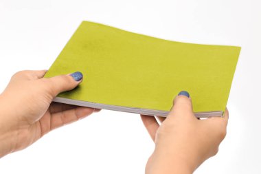 İki el, izole bir arka plan üzerine bir kitap tutuyor. Seninkini ekle 