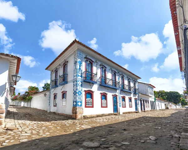 通りと旧ポルトガル植民地住宅パラチーの歴史的なダウンタウンのリオ ジャネイロ ブラジルの状態します — ストック写真