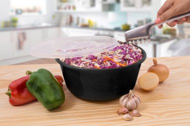 lahana ve havuç kase renkli taze sebze salatası