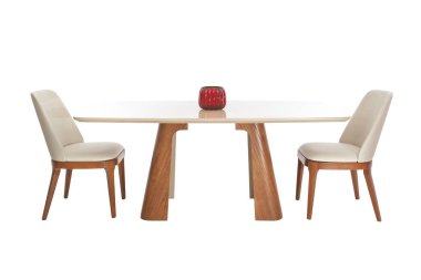 Ahşap modern masa ve beyaz arka plan üzerinde iki sandalye.