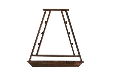 Şarap mahzeni ahşap raf üzerinde beyaz izole