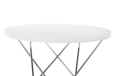 Masa beyaz arkaplanda izole edildi.