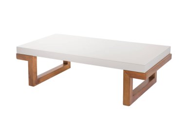 Masa beyaz arkaplanda izole edildi.