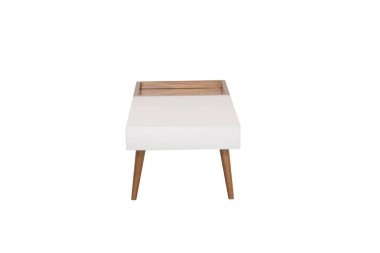 Masa beyaz arkaplanda izole edildi.