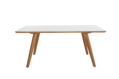 Masa beyaz arkaplanda izole edildi.