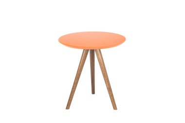 Masa beyaz arkaplanda izole edildi.