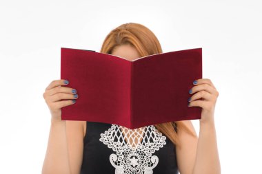 İki el, izole bir arka plan üzerine bir kitap tutuyor. Seninkini ekle 