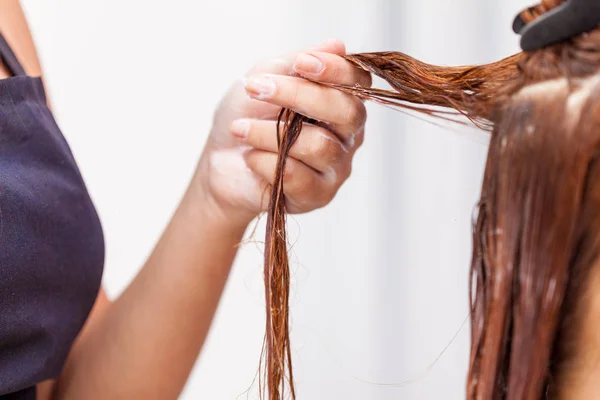 Tratamento Cabelo Cabeleireiro Aplicação Creme Cor Cabelo — Fotografia de Stock