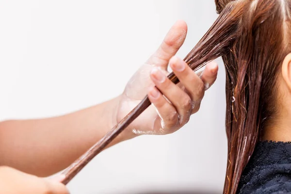 Kapper Haargroei Behandeling Color Crème Haar Toe Passen — Stockfoto