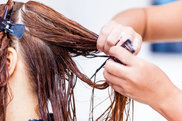 Κομμωτήριο Μαλλιά Θεραπεία Εφαρμογή Κρέμας Χρώμα Στα Μαλλιά — Φωτογραφία Αρχείου