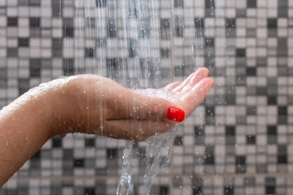 Focus Selettivo Morbido Mani Gocce Acqua Dalla Doccia Con Sfondo — Foto Stock