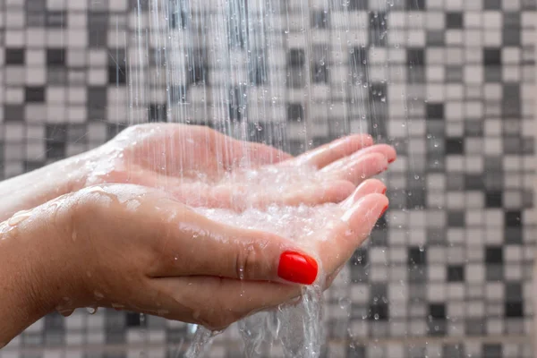Weiche Selektive Fokussierung Der Hände Und Wassertropfen Aus Der Dusche — Stockfoto