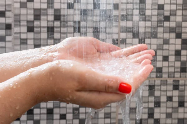 Concentration Sélective Douce Des Mains Des Gouttelettes Eau Douche Avec — Photo