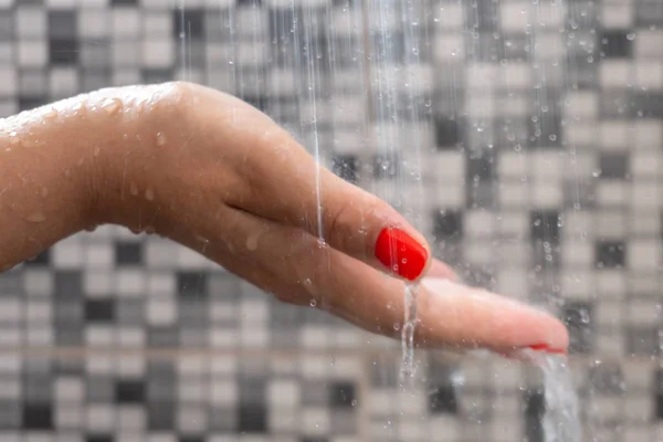 Zachte Selectieve Aandacht Van Handen Druppeltjes Van Water Uit Douche — Stockfoto