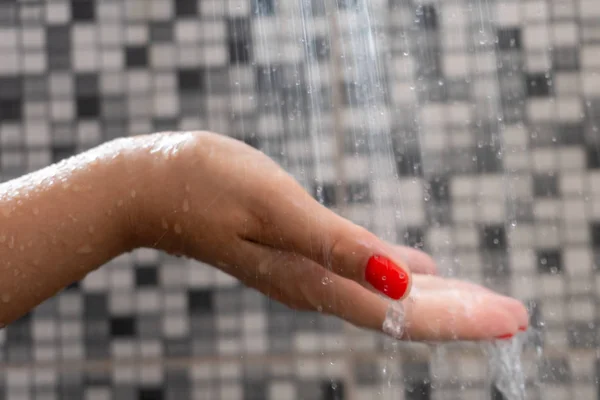 Weiche Selektive Fokussierung Der Hände Und Wassertropfen Aus Der Dusche — Stockfoto