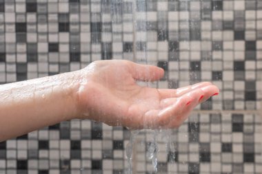 El ve desen arka plan ile duş su damlacıkları yumuşak seçici odak