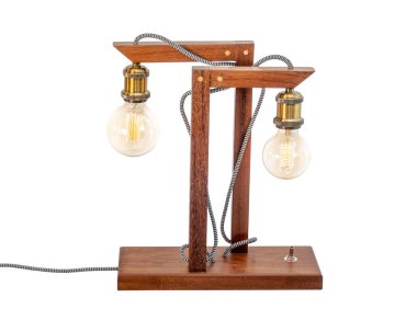 Rustik ahşap masa lambası beyaz arka plan üzerinde izole küçük beyaz abajur ile