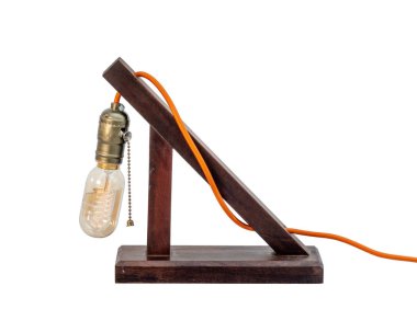 Rustik ahşap masa lambası beyaz arka plan üzerinde izole küçük beyaz abajur ile