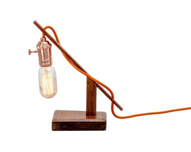 Rustik ahşap masa lambası beyaz arka plan üzerinde izole küçük beyaz abajur ile