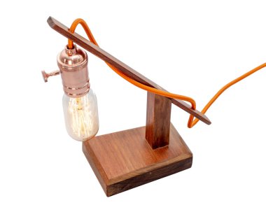 Rustik ahşap masa lambası beyaz arka plan üzerinde izole küçük beyaz abajur ile