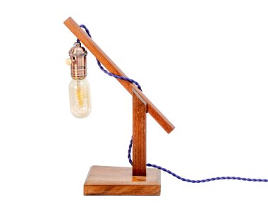 Rustik ahşap masa lambası beyaz arka plan üzerinde izole küçük beyaz abajur ile