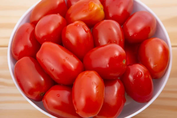 Kirschtomaten Nass Kirschtomaten Keramikschale Auf Holzgrund — Stockfoto