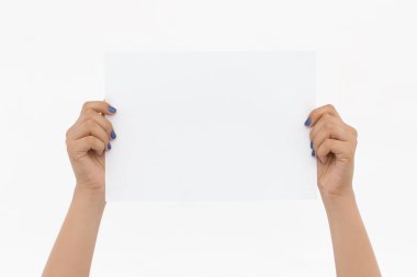 İki el kağıt izole bir arka plan üzerinde beyaz bir parça tutuyorsun. Eklemek senin 