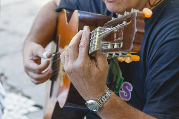 Samba, Carioca kültürünün bir parçasıdır ve Rio de Janeiro 'daki en geleneksel samba çemberlerinden biridir.