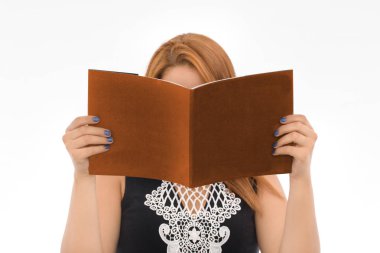 İki el, izole bir arka plan üzerine bir kitap tutuyor. Seninkini ekle 