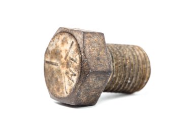 Paslı vida kafalar, cıvatalar, tekerlekler beyaz arka planda izole edilmiş vidalar