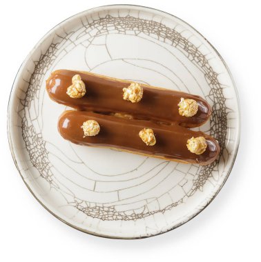 pasta beyaz arka plan üzerinde izole bir plaka üzerinde