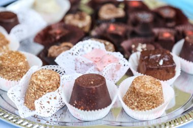 Ham sağlıklı Paleo avokado limonlu kek muz ve ahududu, üstten görünüm