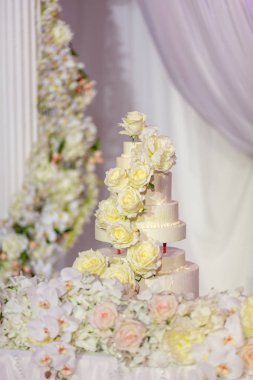 Çiçek ve yaban mersini ile beyaz düğün pastası