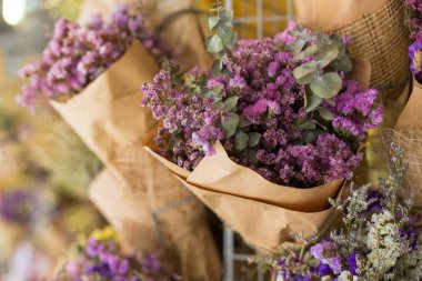 Güzel buket farklı çiçeklerden yapılmış. renkli renk karışımı çiçek.