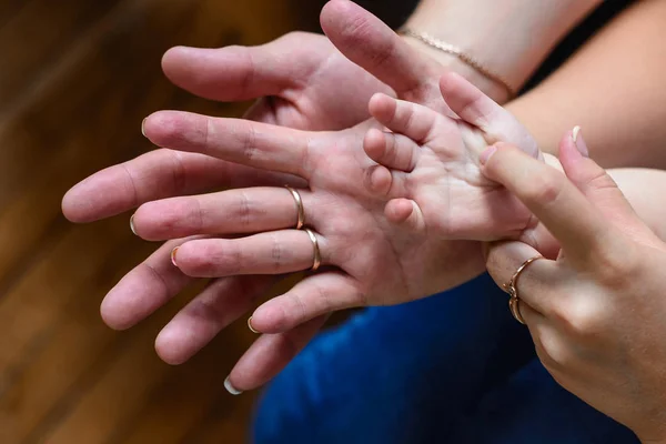 Padre Madre Bebé Tomados Mano Familia Amor — Foto de Stock