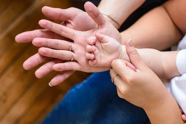 Padre Madre Bebé Tomados Mano Familia Amor — Foto de Stock