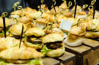 ahşap masa parti üzerinde küçük hamburger yakın çekim