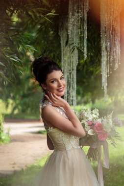 güzel gelin, çiçek A büyük gülümseme sevgi ile açık bir kadın gelin portresi