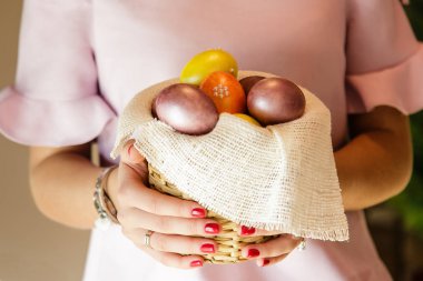 Kadar bir sepet sahte renkli Paskalya yumurta yakın çekim